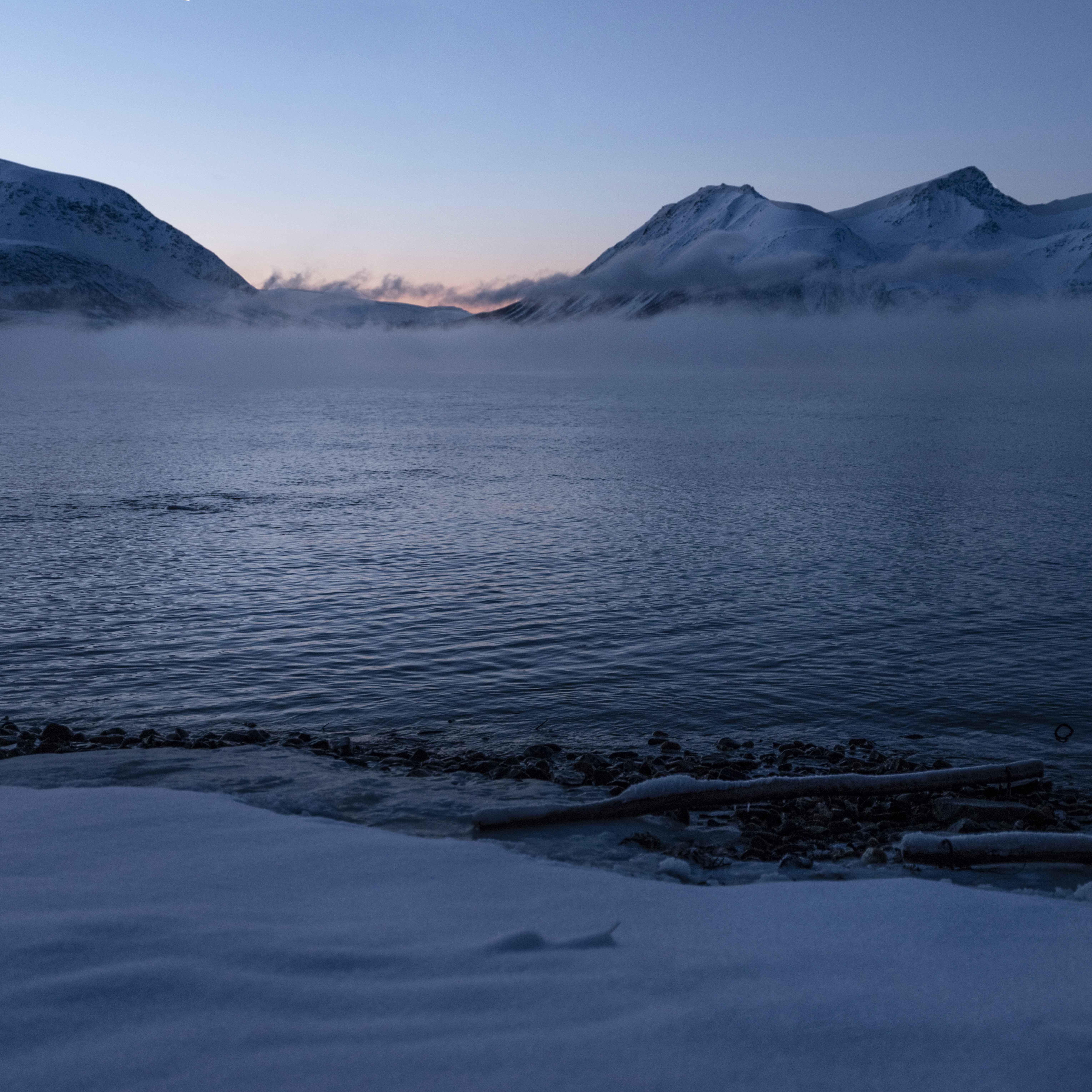 翻越山嶺的北極光